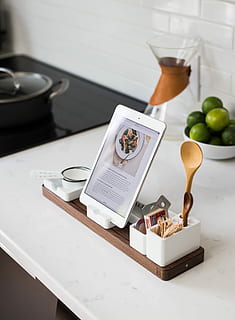 tæt på, Foto, vendt, ipad, rack, bord, hvid, tablet computer, dock oplader, top, inde, dim-lit værelse, Skærm, opskrift, madlavning, køkken, smartphone, frugt, stilleben, husholdningsudstyr, mad og drikke, mad, sund kost, meddelelse, teknologi, trådløs teknologi, papir, indendørs, ingen mennesker, drikke, høj vinkel visning, køkkenredskaber, forbindelse, friskhed, kop, forfriskning, bakke, 4K, CC0, offentligt domæne, royaltyfrie