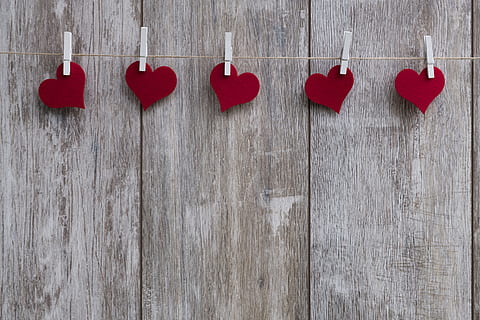 photo, cinq, autocollant de coeur, coupé, chaîne, corde, corde à linge, pince à linge, carte, carte postale, invitation, coupon, cœur, amour, fête des mères, La Saint Valentin, rouge, bois - matériau, pendaison, cote à cote, décoration, personne, construction de murs, Noël, forme de coeur, émotion, émotion positive, dans une rangée, espace de copie, vacances, fermer, texturé, décoration de Noël, à l'intérieur, groupe d'objets, 5K, CC0, domaine public, libre de droits