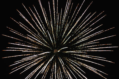faible, photo d'angle, feux d'artifice, la nuit, photographie d'événement, dynamitage, ciel, nuit, feu d'artifice, lumière, explosion, fête, mouvement, illuminé, culture artistique et divertissement, exploser, un événement, faible angle de vue, longue exposition, embrasé, personne, mouvement flou, feu d'artifice - objet fabriqué par l'homme, la nature, des étincelles, en plein air, fond noir, explosif, événement de divertissement, 5K, CC0, domaine public, libre de droits