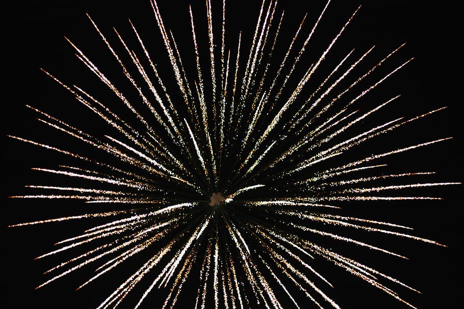 Basso, foto ad angolo, fuochi d'artificio, ore notturne, fotografia di eventi, sabbiatura, cielo, notte, fuoco d'artificio, luce, esplosione, Fuochi artificiali, celebrazione, movimento, illuminato, cultura artistica e intrattenimento, che esplode, evento, Inquadratura dal basso, lunga esposizione, raggiante, nessuno, movimento sfocato, fuochi d'artificio - Oggetto creato dall'uomo, natura, scintille, all'aperto, sfondo nero, esplosivo, evento di intrattenimento, 5K