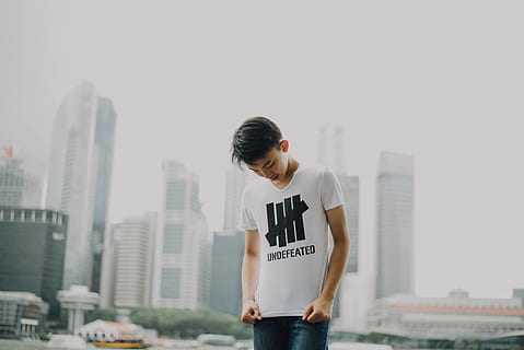hombre, mirando, camisa, fondo de edificios, niño, en pie, edificios, blanco, negro, Cuello redondo, hombres, hora del dia, adulto, una persona, día, técnica de imagen, tipo de imagen, estructura construida, al aire libre, punto de vista, imagen en color, Sólo para adultos, sólo hombres, edad humana, etnicidad, un solo hombre, rascacielos, ciudad, ropa casual, vista trasera, arquitectura, exterior del edificio, edificio, tres cuartos de longitud, edificio de oficinas exterior, adulto joven, mirando abajo, mujer, vida en la ciudad, participación, cintura para arriba, paisaje urbano, peinado, 5K, CC0, dominio público, libre de derechos