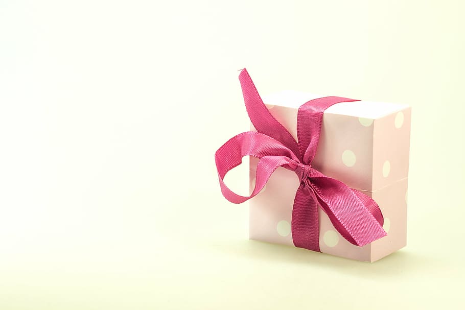 rosa, Caixa, cinta, regal, fet, sorpresa, bucle, Nadal, Festival, decoració de Nadal, envasos, salutacions, compres de Nadal, aniversari, paquet, Bon Nadal, advent, consumir, donar, decoració, regals, embalat, envasos de regal, celebració, caixa-contenidor, arc, cinta: objectes de cosir, llaç de llaç, Caixa de regal, tir de l'estudi, còpia espai, contenidor, natura morta, fons blanc, paper, a l'interior, cap gent, embolicat, sol objecte, paper de regal, 4K