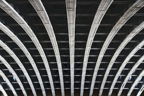 graue architektonische Gestaltung, Brücke, Struktur, Bogen, die Architektur, Transport, Konstruktion, industriell, Vollbild, Muster, Hintergründe, gebaute Struktur, keine Leute, Metall, Flachwinkelansicht, Decke, Wiederholung, Tag, drinnen, modern, texturiert, Holz - Material, architektonisches Merkmal, Nahansicht, Design, Sonnenlicht, kreuz und quer, Dachbalken, 5K, CC0, gemeinfrei, lizenzfrei