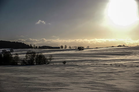 vinter, sol, baglygte, sne, natur, frost, træer, himmel, aften sol, humør, kold, vinterlige, solnedgang, bakke, sky - himmel, vand, ro, scenics - natur, skønhed i naturen, kold temperatur, rolig scene, sollys, ingen mennesker, miljø, ikke-urbane scene, Frosset, udendørs, 2K, CC0, offentligt domæne, royaltyfrie
