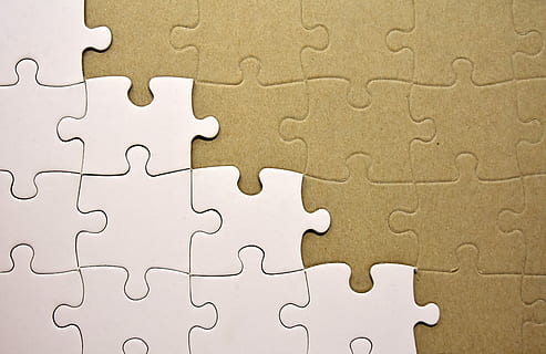 blanc, marron, plateau de puzzle, puzzle, Se joindre, insérer, partager, en forme, reconstituer, jouer, pièces du puzzle, la patience, cartes mémoire recouvertes de, Passe-temps, ennui, presque fini, Solution, plein cadre, incomplet, lien, modèle, jeux de loisirs, pièce de puzzle, relaxation, personne, à l'intérieur, la coopération, travail en équipe, arrière-plans, fermer, stratégie, unité, complexité, couleur blanche, finition, insertion, fortement éclairé, 5K, CC0, domaine public, libre de droits