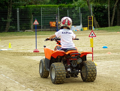 quad, le code de la route, chauffeur, panneaux, sport, Vrais gens, concurrence, vue arrière, une personne, mode de transport, journée, casque, transport, Hommes, casque de sport, couvre-chef, course sportive, modes de vie, en plein air, lumière du soleil, véhicule terrestre, sport compétitif, équipement sportif, casque de protection, 2K, CC0, domaine public, libre de droits
