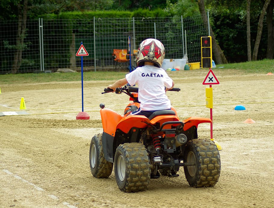 quad, el codi de carretera, controlador, panells, esport, persones reals, competició, vista del darrere, una persona, manera de transport, dia, casc, transport, homes, casc esportiu, barreteria, cursa esportiva, estils de vida, a l'aire lliure, llum solar, vehicle terrestre, esport competitiu, equipament esportiu, casc protector, 2K