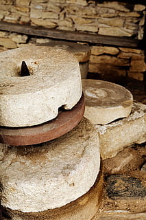 piatră de moară, moară, vechi, piatră, măcinare, rundă, tocilă, medieval, moara de vant, polizor, obiect, roată, circular, pâine, în interior, a închide, grămadă, nici o persoana, natură moartă, lemn - material, prospeţime, mancare si bautura, alimente, magazin, să se concentreze asupra primelor elemente, maro, grup mare de obiecte, masa, vedere în unghi mare, solid, cu amănuntul, brutărie, brânză, 1080P, CC0, domeniu public, fără drepturi de autor