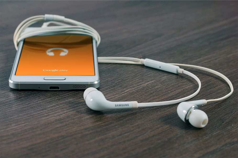 blanc, samsung android smartphone, taula, samsung, smartphone, orella, auriculars, android, mòbil, Google, tecnologia, cable, cap gent, música, primer pla, dia, a l'aire lliure, tecnologia sense fils, instrument mèdic, equip mèdic, comunicació, estetoscopi, subministraments mèdics, connexió, salut i medicina, material de fusta, a l'interior, equipament, natura morta, portabilitat, dos objectes, equips informàtics, ordinador, 1080P