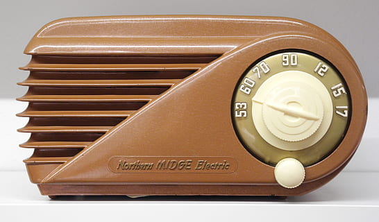 radio, elektronik, musik, teknologi, udsendelse, studio skud, indendørs, nummer, ingen mennesker, hvid baggrund, tæt på, stilleben, enkelt objekt, skåret ud, forretning, Brun, tekst, rigdom, finansiere, metal, bord, farvet baggrund, guldfarvet, knop, papir, læder, luksus, 2K, CC0, offentligt domæne, royaltyfrie