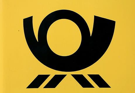gult logo, stolpe, posthorn, Bemærk, skilt, deutsche post, service, sende, skjold, gul, meddelelse, sort farve, tæt på, ingen mennesker, fuld ramme, form, vejledning, baggrunde, vejskilt, geometrisk form, symbol, tekst, nummer, logo, udendørs, cirkel, transportmidler, Information, forurening, besked, 4K, CC0, offentligt domæne, royaltyfrie