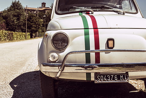 auto bianca parcheggiata, paraurti, cromo, Toscana, stile, italiano, Italia, 500, fiat, auto, modo di trasporto, mezzi di trasporto, veicolo a motore, veicolo terrestre, giorno, strada, in stile retrò, stazionario, città, natura, luce del sole, nessuno, albero, all'aperto, comunicazione, testo, parcheggio, macchina vintage, governo, ruota, 5K, CC0, dominio pubblico, privo di copyright