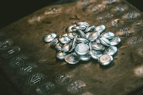simboli zodiacali, astratto, altro, avvicinamento, acqua, riflessione, macro, nessuno, grande gruppo di oggetti, in casa, giorno, vista dall'alto, natura morta, messa a fuoco selettiva, tavolo, cibo, cibo e bevande, contenitore, concentrarsi sulle conoscenze acquisite, metallo, Oggetto creato dall'uomo, gruppo, brillante, fatto dall'uomo, fauna selvatica, collezione, color argento, accessorio personale, 4K, CC0, dominio pubblico, privo di copyright