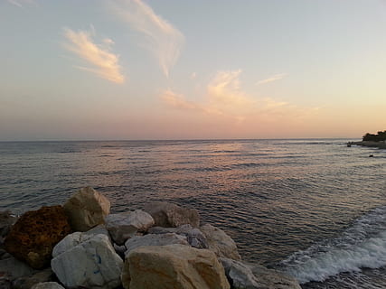 morze, skały, banki, plaża, krajobraz, niebo, woda, zachód słońca, scenics - natura, horyzont, horyzont nad wodą, skała, piękno natury, rock - obiekt, solidny, spokój, spokojna scena, chmura - niebo, wylądować, idylliczny, Natura, żadnych ludzi, skaliste wybrzeże, 2K, CC0, domena publiczna, darmowe zdjęcia