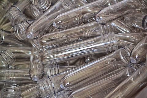 kæledyr, materiale, polyethylen, kæledyr præforme, plast, præforme, blank, fremstille, hvid, gennemsigtig, industriel, industri, tæt på, baggrunde, ingen mennesker, indendørs, dag, stor gruppe af objekter, glas - materiale, stilleben, tom, beholder, overflod, fuld ramme, arrangement, høj vinkel visning, mad og drikke, glas, bord, krukke, mønster, 4K, CC0, offentligt domæne, royaltyfrie