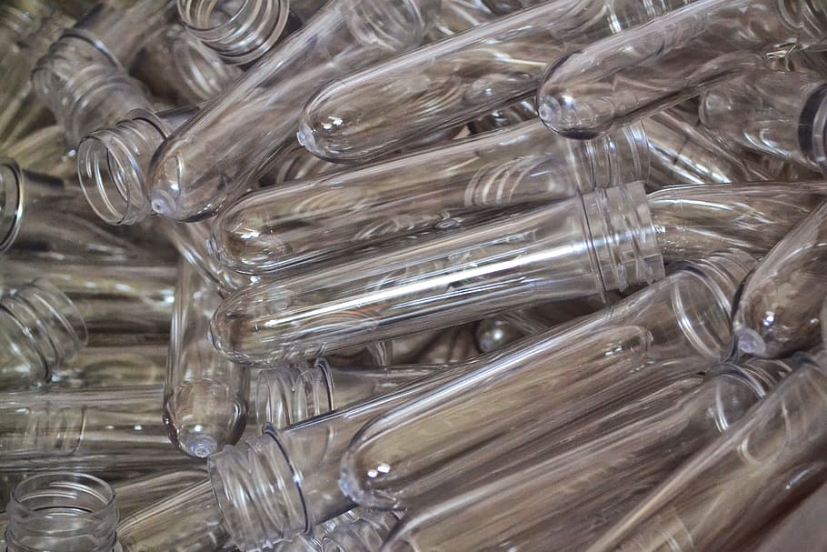 mascota, material, polietilè, preformes per a mascotes, plàstic, preforma, en blanc, fabricació, brillant, blanc, transparent, industrial, indústria, primer pla, fons, cap gent, a l'interior, dia, gran grup d'objectes, vidre - material, natura morta, buit, contenidor, abundància, marc complet, arranjament, vista d’angle alt, menjar i beguda, vidre, taula, jar, patró, 4K