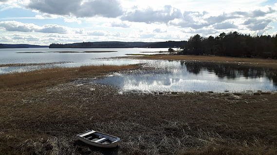 paisaje, lago, nubes, reflexión, cielo, barca, barquito, bote, naturaleza, horizonte, balsa, calma, agua, tranquilidad, nadie, nube - cielo, paisajes - naturaleza, belleza en la naturaleza, escena tranquila, tierra, día, playa, árbol, planta, escena no urbana, al aire libre, ambiente, 4K, CC0, dominio público, libre de derechos