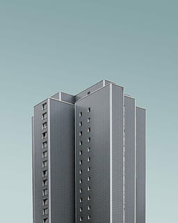 fotografía de bajo ángulo, gris, hormigón, edificio, edificio de gran altura gris, arquitectura, torre, rascacielos, azul, nadie, cielo, foto de estudio, cielo limpio, copia espacio, exterior del edificio, apilar, naturaleza, edificio de oficinas exterior, estructura construida, día, metal, fondo de color, separar, modelo, oficina, fondo azul, color plateado, 5K, CC0, dominio público, libre de derechos