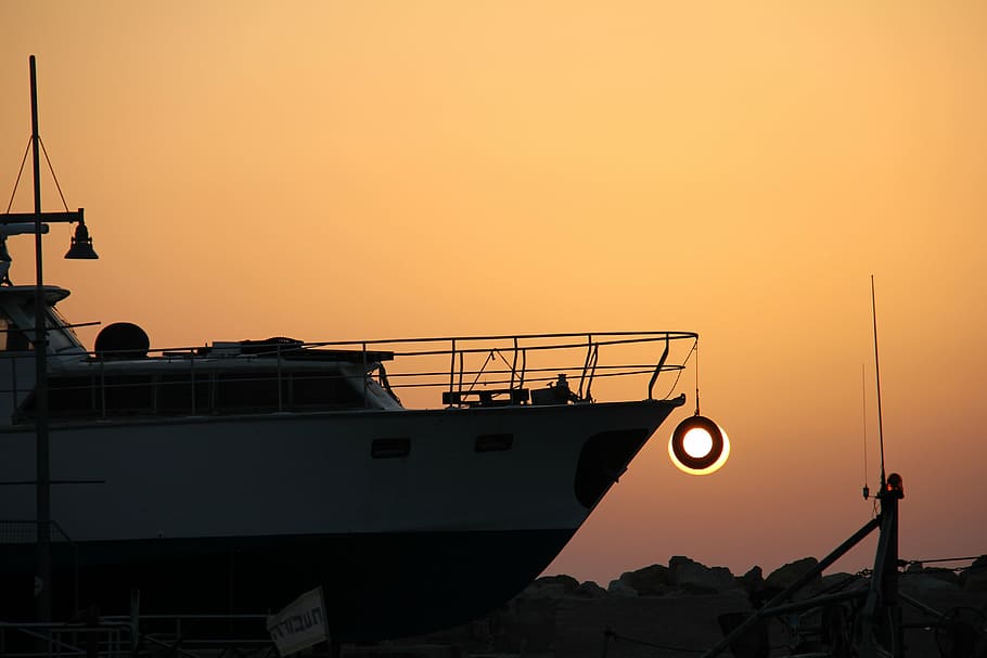 nave, pneumatico, sera, tramonto, mezzi di trasporto, porto, sole, acqua, barca, luce, mare, all'aperto, giallo, viaggio, oceano, orizzonte, notte, yacht, nave nautica, crepuscolo, cielo, colore arancione, modo di trasporto, natura, copia spazio, cielo sereno, silhouette, architettura, industria, nessuno, bellezza nella natura, 5K