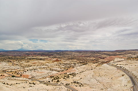 Antenne, Schuss, getrocknet, Land, wolkig, Himmel, gewaltig, Tal, tagsüber, Rock, Wolke, Straße, Wüste, Landschaft, Beifuß, Berg, braun, verwüsten, trocken, Fahrt, Reise, Autobahn, übersehen, Umgebung, wolke - himmel, Szenen - Natur, Nicht-städtische Szene, Reiseziele, Natur, Schönheit in der Natur, Ruhe, ruhige Szene, keine Leute, Tag, Fernbedienung, Klima, trockenes Klima, draußen, halbtrocken, 1080P, CC0, gemeinfrei, lizenzfrei