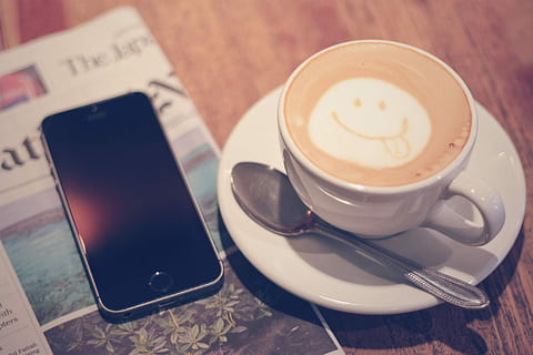 пространство, серый, iphone 5, 5s, рядом, белый, керамический, чайная чашка, латте, айфон 5с, кофе - напиток, кружка, Таблица, кафе, бизнес, телефон, мобильный телефон, напиток, умный телефон, технология, беспроводная технология, портативное информационное устройство, связь, кофе, чашка кофе, отдых, блюдце, посуда, еда и напитки, соединение, горячий напиток, натюрморт, крупный план, пенистый напиток, ложка, нет людей, 1080P, CC0, общественное достояние, роялти бесплатно