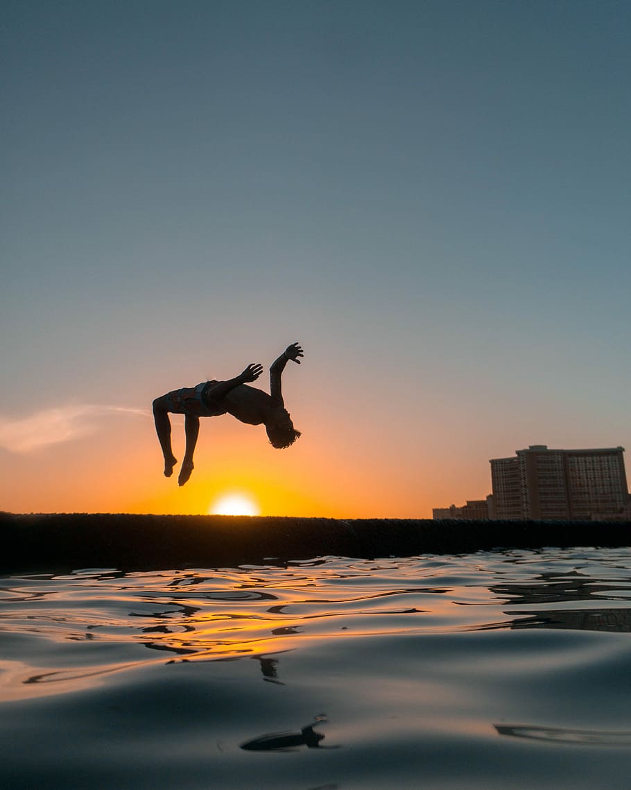 primer pla, foto, home, actuant, esquena, volteig, ascensor, cos, aigua, masculí, bussejar, posta de sol, piscina, silueta, horitzó, reflexió, ondulació, sol, oceà, backflip, Hawaii, cel, a l'aire, una persona, persones reals, longitud completa, activitat d'oci, estils de vida, saltar, cel clar, naturalesa, davant del mar, homes, color taronja, mar, vitalitat, moviment, braç humà, a l'aire lliure, braços aixecats, 4K