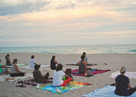oameni, malul marii, corp, apă, timpul zilei, yoga, plajă, apus de soare, practică, pace, natură, exercițiu, meditaţie, mare, femeie yoga, sănătos, mod de viata, relaxare, yoga meditație, pune, Femeie, fitness, ocean, fată, femeie plaja, femeie pe plajă, bunastare, yoga pose, natura meditației, cer, calm, plajă apus de soare, meditativ, vară, teren, orizont, Activitatea de agrement, orizontul peste apă, bărbați, ședință, grup de oameni, nisip, frumusețe în natură, stiluri de viață, femei, resolidarizare, picnic, în aer liber, 2K, CC0, domeniu public, fără drepturi de autor