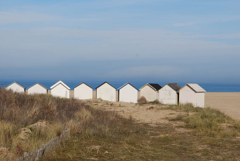 strand, hav, kabine, ferie, sand, Ouistreham, Normandiet, jord, himmel, skønhed i naturen, plante, natur, ro, scenics - natur, strand hytte, ingen mennesker, græs, dag, vand, arkitektur, hytte, rolig scene, bygget struktur, ikke-urbane scene, udendørs, horisont over vand, marram græs, 4K