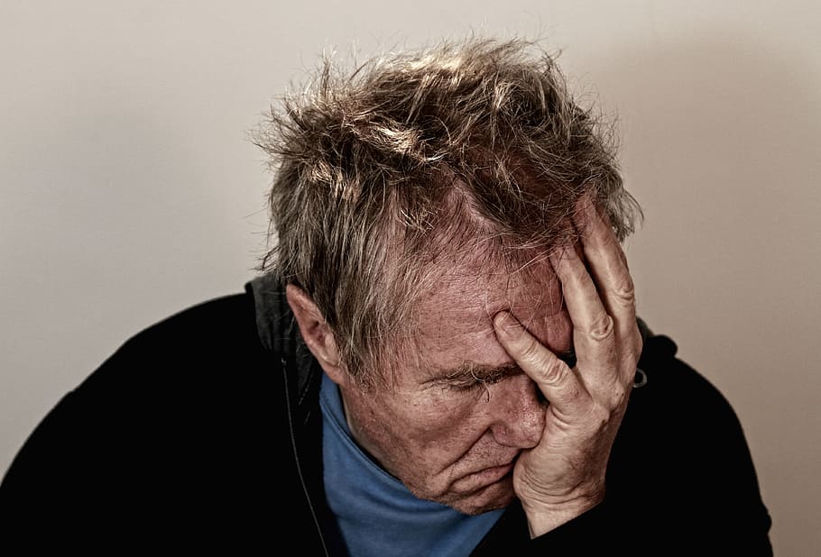 남자, 착용, 검은, 재킷 손, 얼굴, 절망, 혼자, 홀로있다, 원형, 표현, 태워, 지친, 우울증, 극적인, 자아, 외로움, 정서적 인, 감정적으로, 감정, 질병, 에른스트, 좌절, 정신적으로, 심장, 두통, 위기, 쿠머, 인간의, 문제들, 프시케, 정신 의학, 정신과의, 심리학, 정신 요법, 두개골, 고통, 영혼, 요법, 슬퍼, 비애, 불행한, 휴가, 폐쇄, 성인, 한 사람, 실내, 초상화, 우울증 - 슬픔, 스튜디오 촬영, 얼굴 사진, 미친, 감정적 인 스트레스, 걱정, 고령자, 부정적인 감정, 성숙한 어른, 손에 들다, 가망 없음, 손, 인간의 얼굴, 묵상, 4K