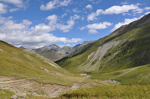 montagna, verde, cielo, nuvole, apertura, serenità, montagne, paesaggio, passo, marmotta, natura, blu, bellezza, ambiente, nuvola - cielo, scenics - natura, bellezza nella natura, scena non urbana, catena montuosa, terra, colore verde, nessuno, la tranquillità, scena tranquilla, giorno, valle, a distanza, pianta, erba, all'aperto, cresta montuosa, 4K, CC0, dominio pubblico, privo di copyright