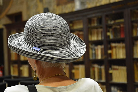 moteris, dėvėti, pilka, skrybėlę, biblioteka, atgal, Bolonijoje, Italija, moterys, suaugusiųjų, vienas asmuo, šūvis į galvą, galinis vaizdas, apranga, portretas, lentyna, mada, Šiaudinė skrybelė, architektūra, sutelkti dėmesį į naujas žinias, gyvenimo būdą, brandus suaugusysis, galvos apdangalai, patelės, profesija, ieško, 4K, CC0, Viešasis domenas, nemokamai