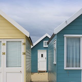 dois, casas lado, frente, outro, 1, duas casas, lado a lado, casa, exterior do edifício, ao ar livre, azul, arquitetura, ninguém, janela, estrutura construída, Cabana de praia, madeira - material, prédio residencial, céu, porta, nuvem - céu, construção, dia, Distrito residencial, natureza, Entrada, cabana, cor branca, fechadas, garagem, casinha, cabine, 1080P, CC0, domínio público, royalty free