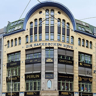 hackesche höfe, Berlín, fasáda, budova, historicky, stavba, architektura, exteriér budovy, okno, nízký úhel pohledu, nebe, den, město, nikdo, sklo - materiál, venku, čisté nebe, text, odraz, sdělení, Příroda, oblouk, moderní, rezidenční čtvrti, 2K, CC0, veřejná doména, bez autorských práv