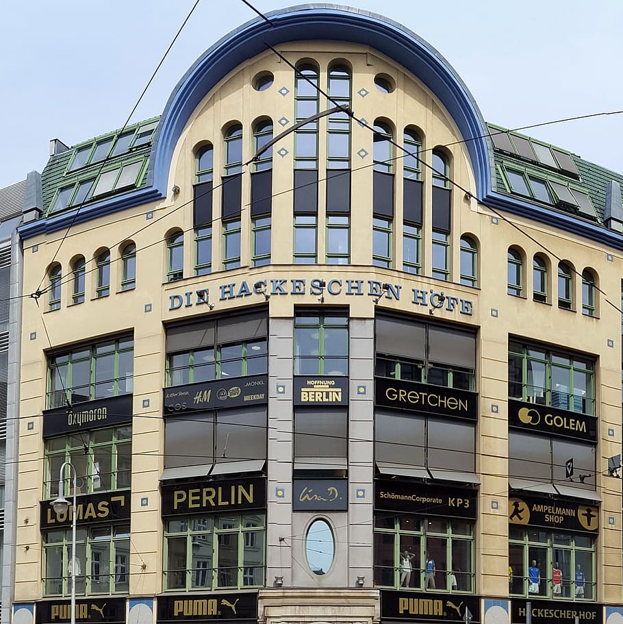 hackesche höfe, Berlín, façana, edifici, històricament, estructura construïda, arquitectura, exterior de l'edifici, finestra, vista d’angle baix, cel, dia, ciutat, cap gent, vidre - material, a l'aire lliure, cel clar, text, reflexió, comunicació, naturalesa, arc, modern, barri residencial, 2K