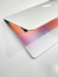 Apple MacBook Air, hölzern, Oberfläche, MacBook, Profi, gedreht, Laptop, Schreibtisch, Computer, Design, Reflexion, Weiß, einfach, glühen, Tapete, Digital, Gerät, Objekt, Produkt, minimal, Detail, Ecke, Künstler, 15 Zoll, Retina, Technologie, Kommunikation, kabellose Technologie, keine Leute, Verbindung, drinnen, weißer Hintergrund, Studioaufnahme, Stillleben, Smartphone, tragbares Informationsgerät, Papier-, Portabilität, High Angle View, Nahansicht, Tabelle, kopieren sie platz, Veröffentlichung, weiße Farbe, zwei Objekte, 4K, CC0, gemeinfrei, lizenzfrei