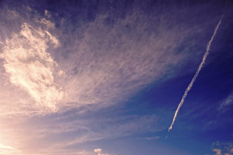 himmel, skyer, blå, skyer form, overdækket himmel, flyvningen, contrail, atmosfærisk, atmosfære, natur, himlen, meditation, hvile, lempelse, lys, harmoni, struktur, sky - himmel, lav vinkel visning, dampspor, skønhed i naturen, scenics - natur, ingen mennesker, luftfartøj, udendørs, fly, ro, dag, rolig scene, flyvende, transportmidler, på farten, cloudscape, bevægelse, meteorologi, 5K, CC0, offentligt domæne, royaltyfrie