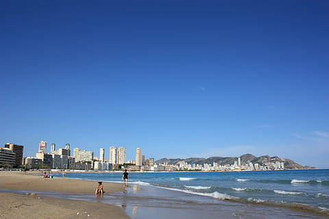 benidorm, pláž, Španělsko, voda, moře, přistát, nebe, architektura, exteriér budovy, město, destinace, Příroda, stavba, čisté nebe, cestovat, městské panorama, lidé, scenics - příroda, písek, modrý, budova, venku, panoráma města, kancelářská budova exteriér, mrakodrap, 4K, CC0, veřejná doména, bez autorských práv