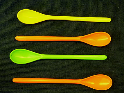 linguri, plastic, colorate, ustensile de bucatarie, linguriţă, bucătărie departament, alimente, echipament, lemn - material, gătire, un singur obiect, argintărie, fundaluri, masa, nici o persoana, Culoarea verde, galben, studio shot, multi colorate, a închide, mănâncă ustensile, natură moartă, în interior, grup de obiecte, variație, vedere în unghi mare, alegere, direct deasupra, Ordin, trei obiecte, echipamente de uz casnic, grup mic de obiecte, 4K, CC0, domeniu public, fără drepturi de autor
