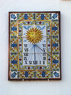 meridiana, sole, tempo, pointer, orologio, piastrelle, muro bianco, Spagna, arte e artigianato, design, multicolore, creatività, modello, caratteristica della parete, mestiere, nessuno, in casa, avvicinamento, architettura, struttura costruita, decorazione, rappresentazione, religione, rappresentazione umana, motivo floreale, forma, bicchiere, legno - materiale, ornato, 2K, CC0, dominio pubblico, privo di copyright