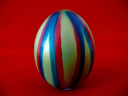 Pasqua, xocolata, ou, ous, primavera, xocolata, ou, diversió, festa, decoració, conill, pastís, vermell, multicolor, cap gent, menjar i beguda, fons de colors, tir de l'estudi, a l'interior, primer pla, natura morta, esport, pilota, sol objecte, esfera, fons vermell, tallar, jocs d’oci, blau, forma, equipament esportiu, activitat d'oci, vaixella, 2K, CC0, domini públic, lliure de regalies