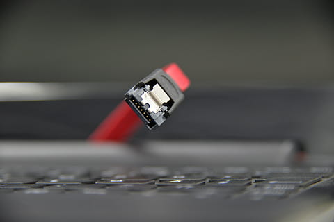 cable, conexión, sata, s-ata, cable de conexión, rojo, cuaderno, computadora, Internet, enchufe de conexión de red, Red de computadoras, tecnología, datos, nadie, cable de computadora, tecnología inalámbrica, de cerca, adentro, equipo de computadora, comunicación, equipo, negocio, velocidad, enfoque selectivo, industria, color plateado, equipo eléctrico, 5K, CC0, dominio público, libre de derechos