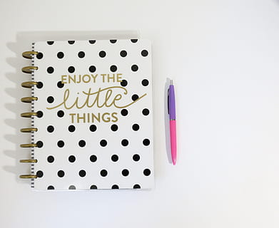 weinig, dingen notebook, pen, genieten, kleine dingen, notitieboekje, eenvoudig, ontwerper, wit, achtergrond, gat, binnenshuis, witte achtergrond, studio opname, detailopname, huisje boompje beestje, geen mensen, kopie ruimte, stilleven, recht boven, potlood, tafel, hoge hoekmening, roze kleur, opleiding, Kantoorbenodigdheden, netjes, uitknippen, stip, 2K, CC0, publiek domein, royaltyvrij