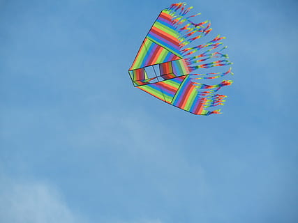 fotografia ad angolo basso, multicolore, aquilone, chiaro, cielo, giorno, vento, agosto, Inquadratura dal basso, blu, volante, mezz'aria, nessuno, cielo sereno, natura, copia spazio, all'aperto, luce del sole, movimento, soleggiato, la libertà, direttamente sotto, bandiera, sfondo blu, 4K, CC0, dominio pubblico, privo di copyright