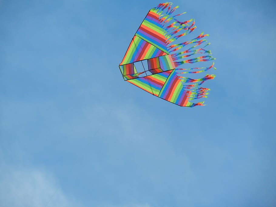 fotografia ad angolo basso, multicolore, aquilone, chiaro, cielo, giorno, vento, agosto, Inquadratura dal basso, blu, volante, mezz'aria, nessuno, cielo sereno, natura, copia spazio, all'aperto, luce del sole, movimento, soleggiato, la libertà, direttamente sotto, bandiera, sfondo blu, 4K