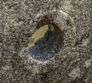 moară, piatră, piatră de moară, roată, istoricește, moara veche, moara de vant, vechi, Mediterana, Italia, închide, macro, texturată, nici o persoana, a închide, gaură, natură, stare brută, zi, solid, stâncă, obiect de rocă, fundaluri, în aer liber, cadru complet, să se concentreze asupra primelor elemente, model, formatie rock, animal, selectiv, formă, animale sălbatice, 4K, CC0, domeniu public, fără drepturi de autor