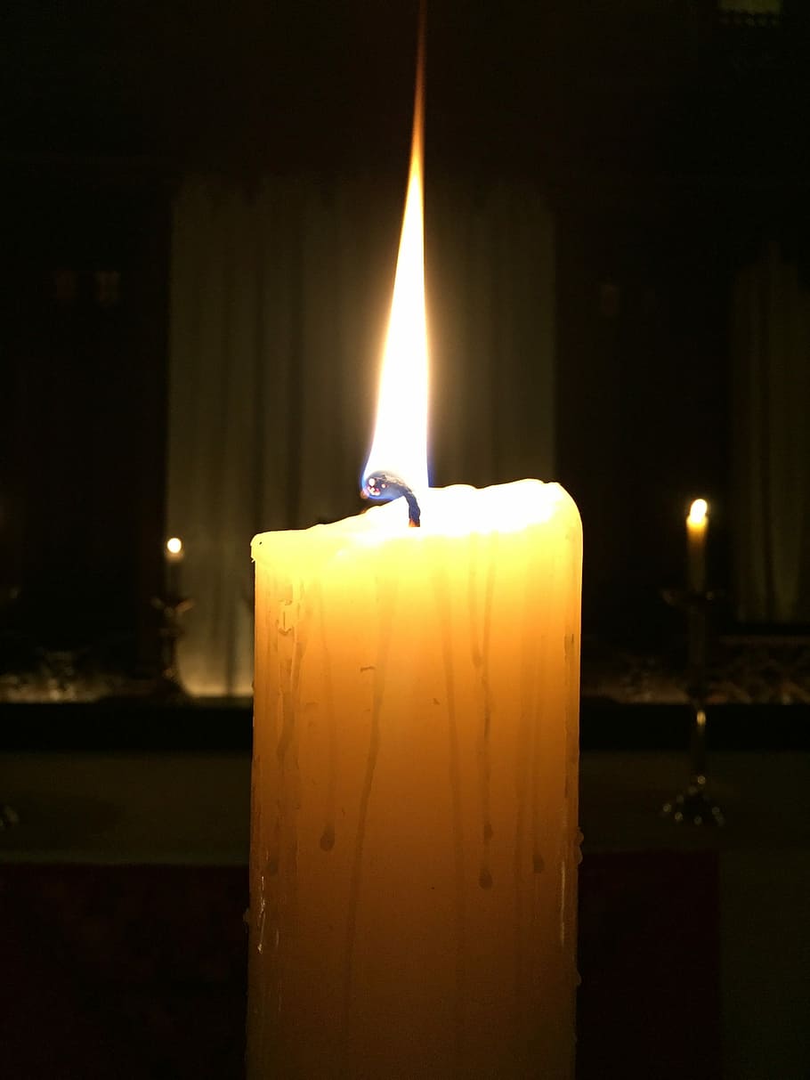 vela pasqual, vela de pasqua, vela, foc, resurrecció, la vida, llum, Església, cristianisme, flama, calor - temperatura, cremant, il·luminat, a l'interior, foc - fenomen natural, centrar-se en primer pla, primer pla, brillant, cap gent, fosc, naturalesa, habitació domèstica, cera, nit, medi ambient, llum - fenomen natural, fusió, lluminositat, 2K