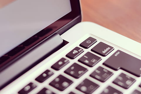 grå bærbar computer, grå, bærbar, teknologi, computer, forretning, internet, computer tastatur, tæt på, trådløs teknologi, mobilitet, bord, indendørs, e-handel, ingen mennesker, computerchip, meddelelse, bærbar informationsenhed, forbindelse, selektiv fokusering, tekst, nummer, smart telefon, computerudstyr, stilleben, vestlige script, mobiltelefon, computer nøgle, 1080P, CC0, offentligt domæne, royaltyfrie