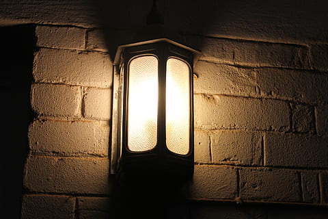 leve, luminária, rústico, apropriado, Sombrio, velho, arquitetura, equipamento de iluminação, recurso de construção de parede, iluminado, estrutura construída, parede, noite, ninguém, luz - fenômeno natural, tijolo, parede de tijolos, mistério, dentro de casa, construção, sombra, luz elétrica, janela, lâmpada elétrica, 2K, CC0, domínio público, royalty free