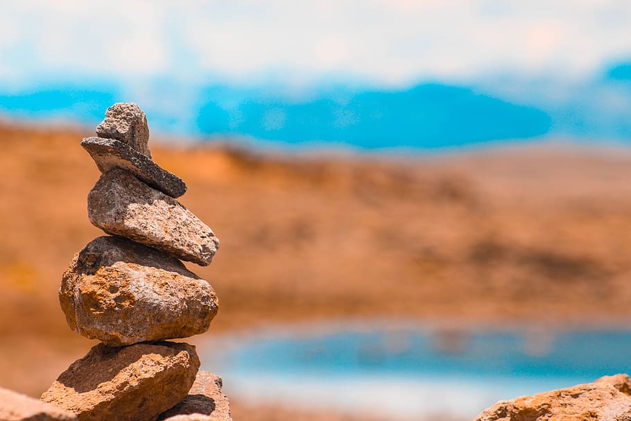 pedra, taronja, verd blavós, aigua, sòlid, equilibri, pila, mar, rock, centrar-se en primer pla, rock - object, naturalesa, terra, com zen, pedra - objecte, cap gent, primer pla, blau, platja, a l'aire lliure, tranquil·litat, dia, contemplació, còdols, color turquesa, 5K