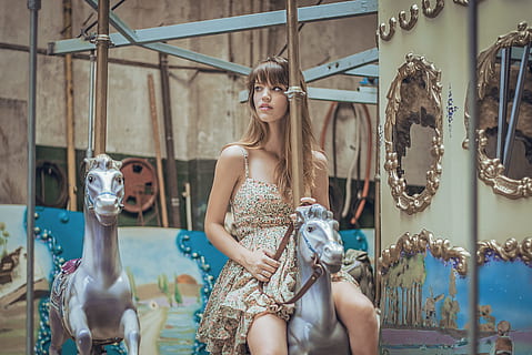 vrouw, grijs, bloemen, jurk, paardrijden, carrousel, bruin, spaghetti, band, spaghetti riem, Kaukasische etniciteit, mensen, een persoon, volwassen, vrouwtjes, buitenshuis, blond haar, schoonheid, mooi, jonge vrouwen, jonge volwassene, alleen vrouwen, een vrouw alleen, alleen volwassenen, lang haar, een jonge vrouw alleen, mode, kapsel, haar-, binnenshuis, vooraanzicht, kleding, op te slaan, kleinhandel, drie kwart lengte, boodschappen doen, mooie vrouw, consumentisme, kleinhandelsvertoning, luxe, 4K, CC0, publiek domein, royaltyvrij